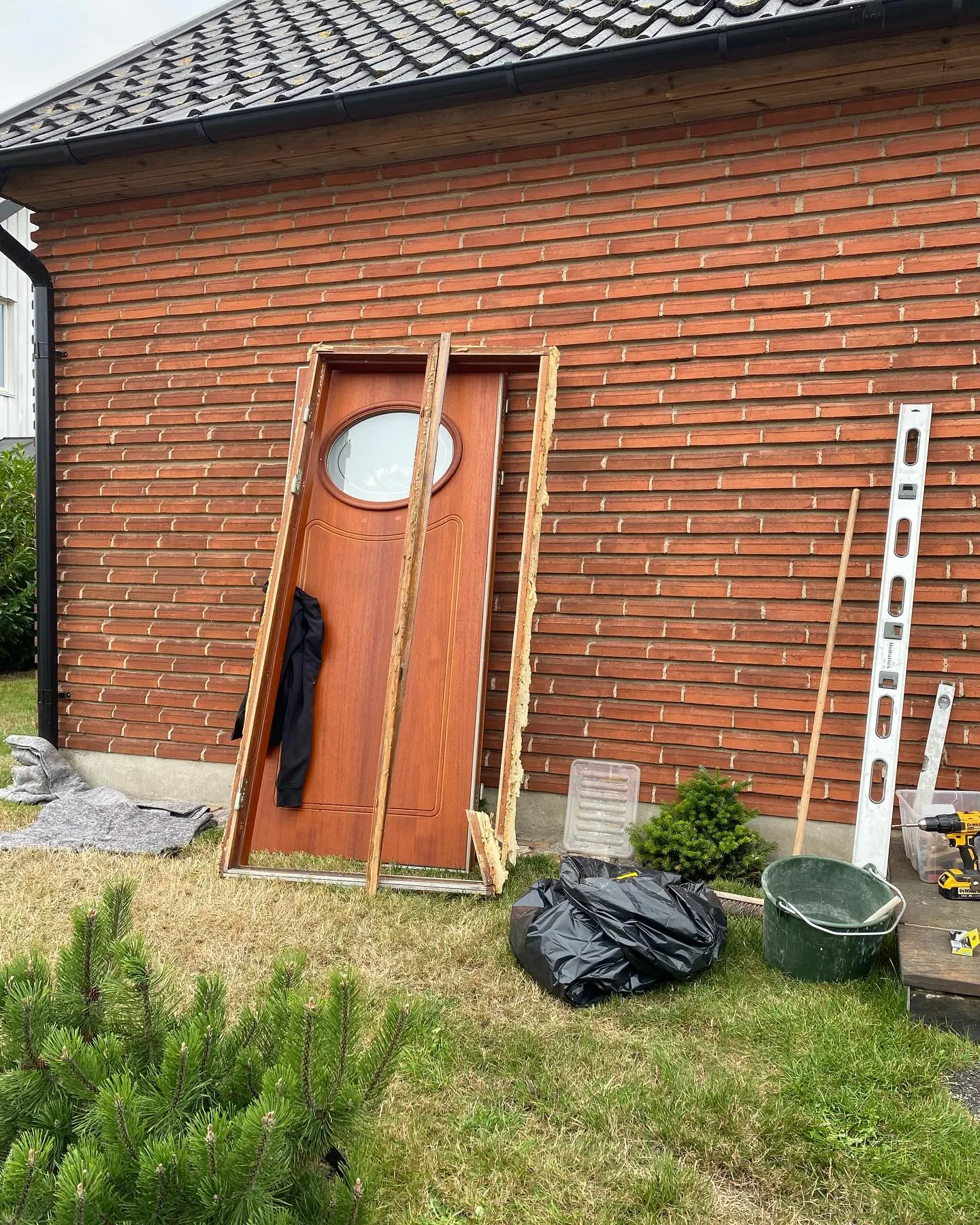 Gammal dörr och karm urlyft ur öppningen