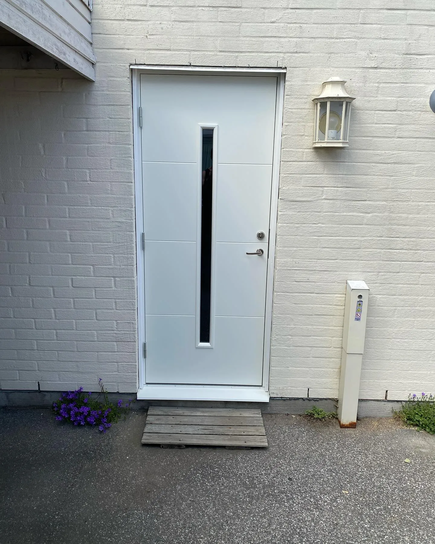 Ny ytterdörr färdigmonterad och listad