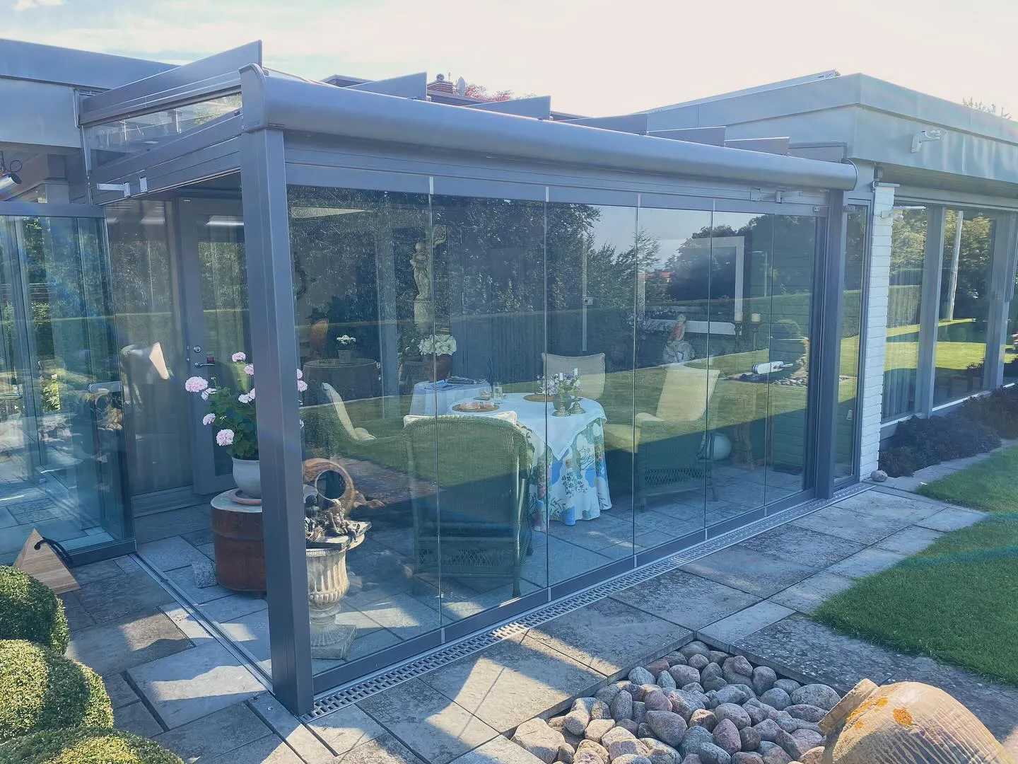 Glasparti och dörrar mot trädgården
