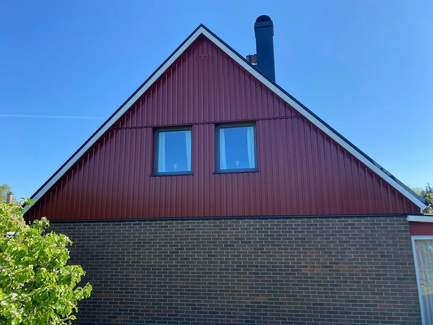 Röd gavel med nya fönster efter fönsterbyte