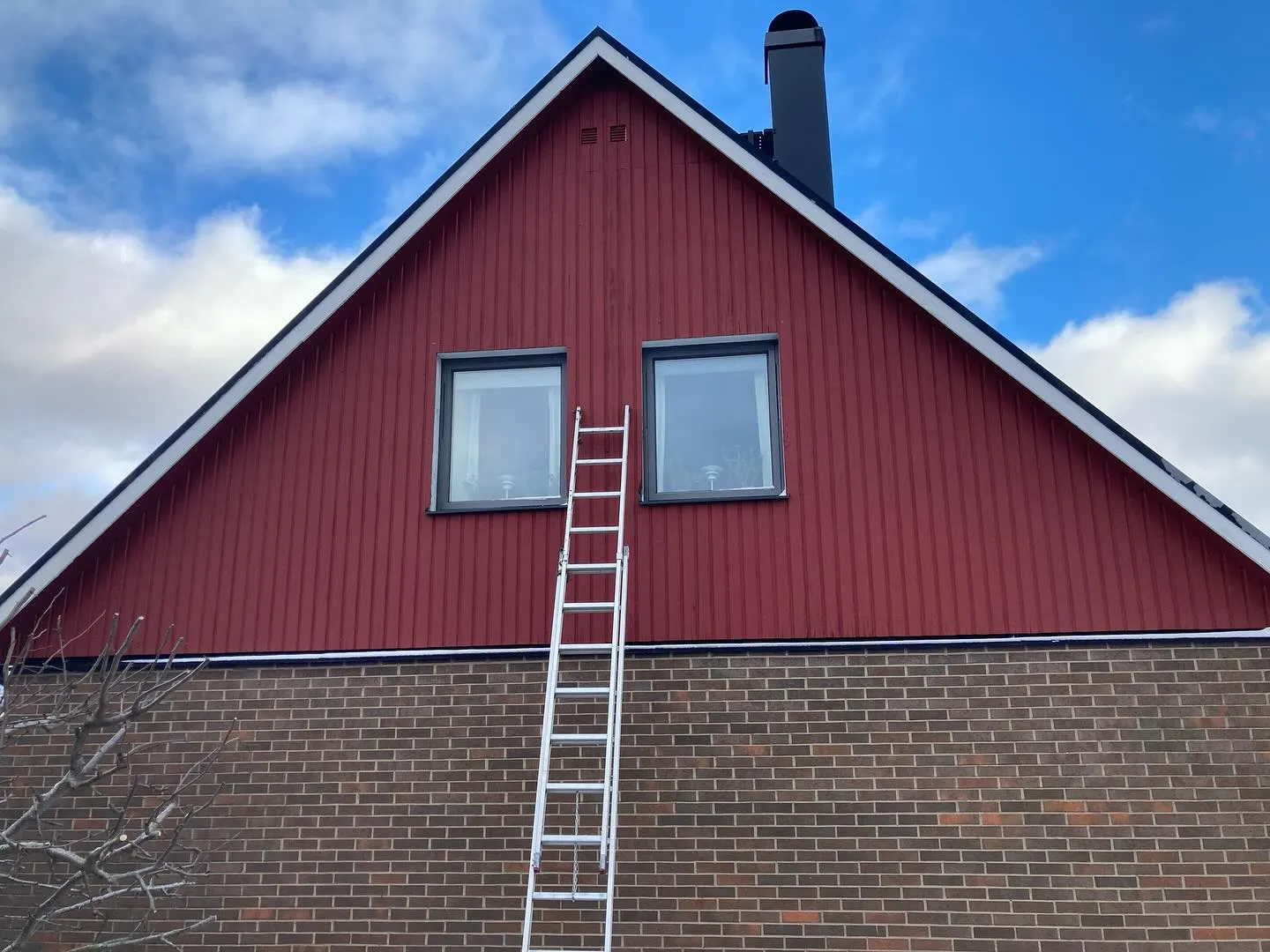Stege och ställning vid fönsterbyte på gavel