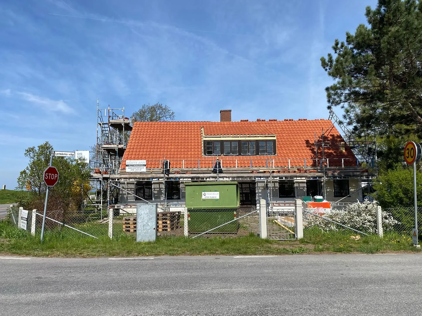 Villa i Höllviken under om- och tillbyggnad med ställning