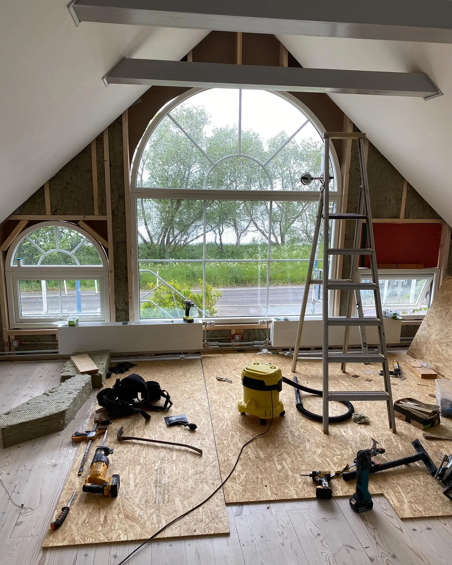 Rum under invändig renovering med nytt golv