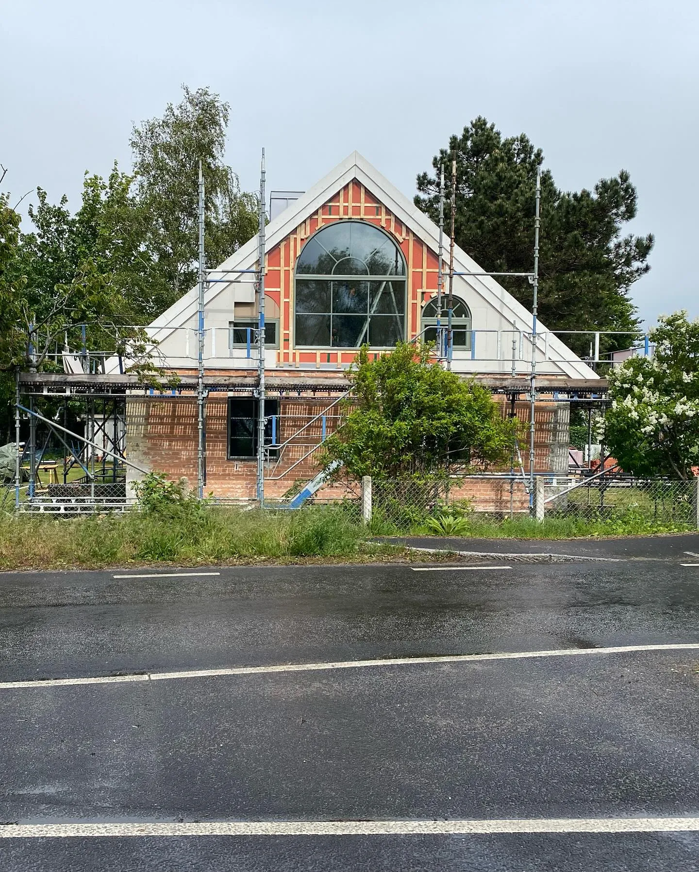 Tillbyggnad under uppförande med ny stomme och stort gavelparti