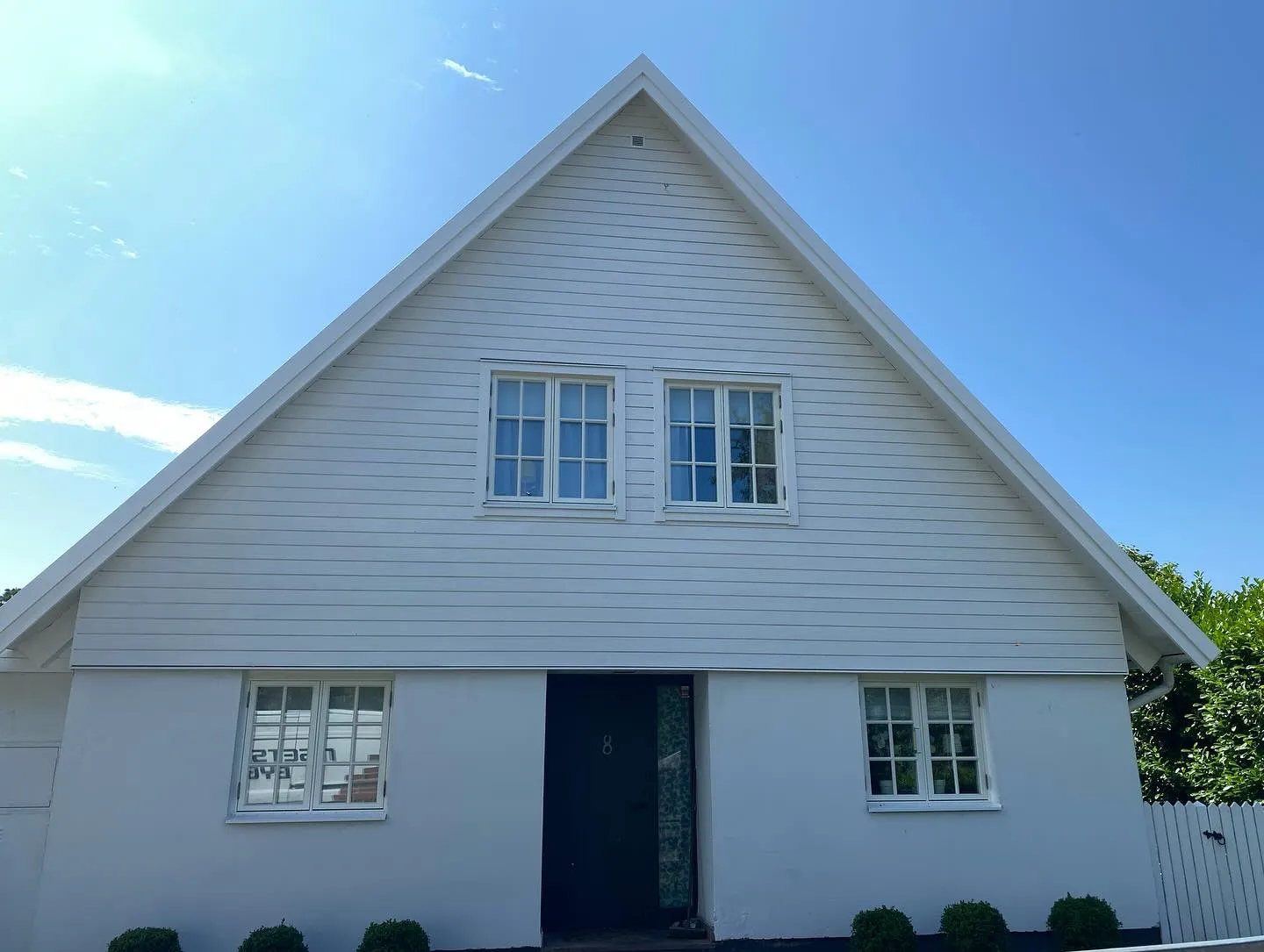 Renoverat hus med ny fasad och fönster av Näsets Bygg