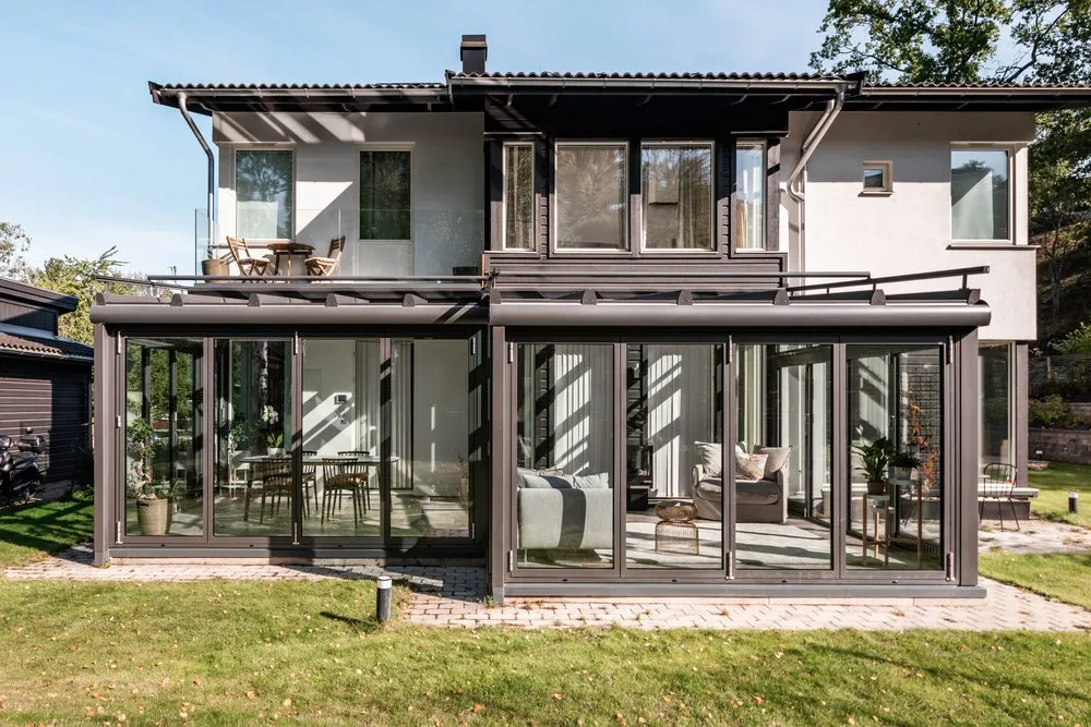 Villa med glasutbyggnad i två plan