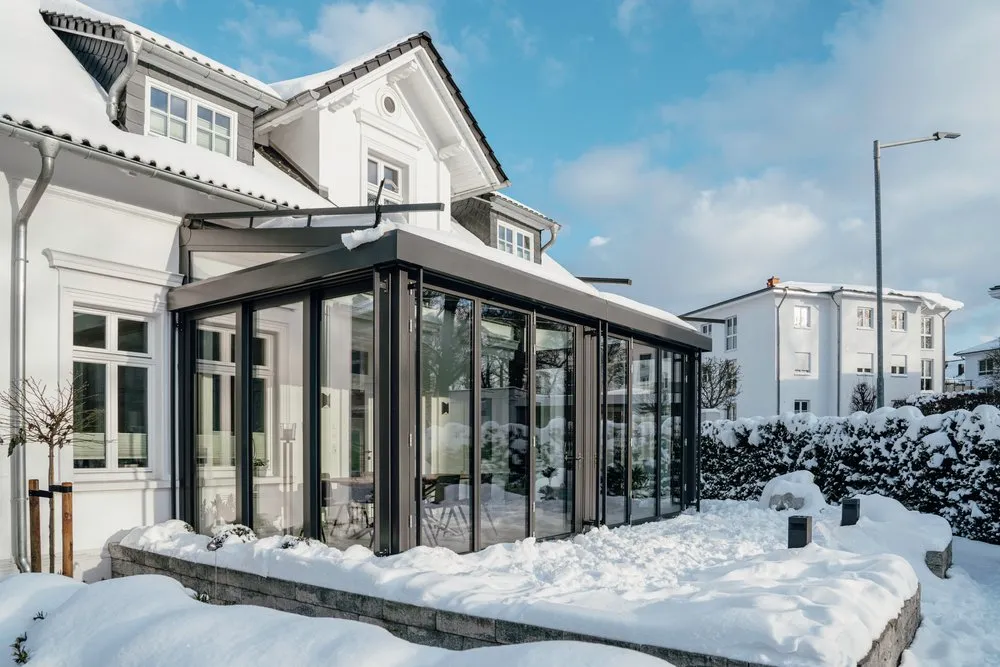 Inglasad utbyggnad på villa vintertid